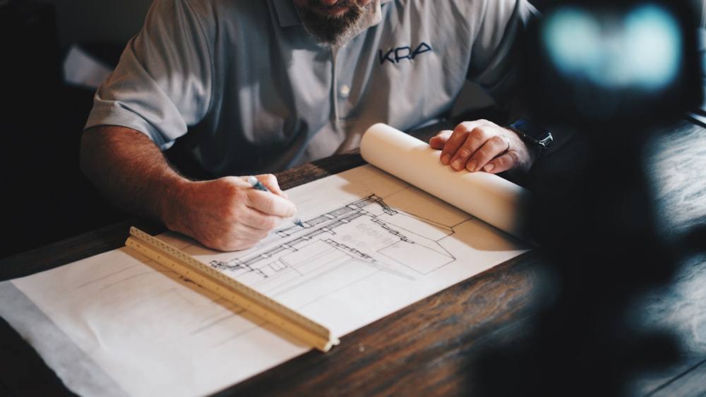 Architecte dessinant des plans à la table à dessin